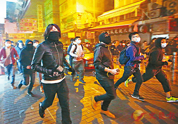 ■暴亂當晚不少蒙面青年手持磚頭跟警員對峙。 資料圖片