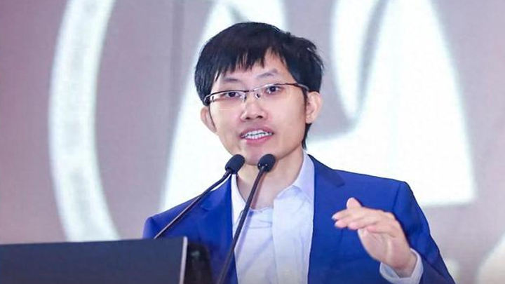 继2月论文“撞车”之后，梁文锋和杨植麟又在另一个大模型赛道上相遇了。