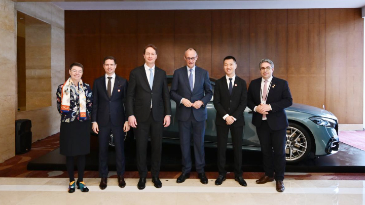 德国总理默茨试乘新一代梅赛德斯-奔驰S级轿车